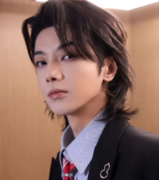 歌手华晨宇通过工作室高调发文
这次他不再忍了，用8个字直接回怼了庞麦郎的操作。华