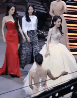 杨幂和刘诗诗一起上台领奖
杨幂一身大红色露肩拖地长裙，身材婀娜多姿，长发飘飘，而