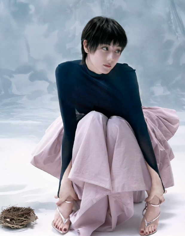 以少年感超短发造型亮相
打破了以往大家熟悉的长发风格，浅金发色衬托立体五官，完美