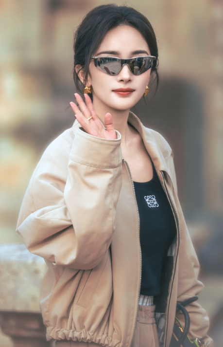 她走路带风，眼神却藏着未化的雪，冷冽里透着清透的柔。