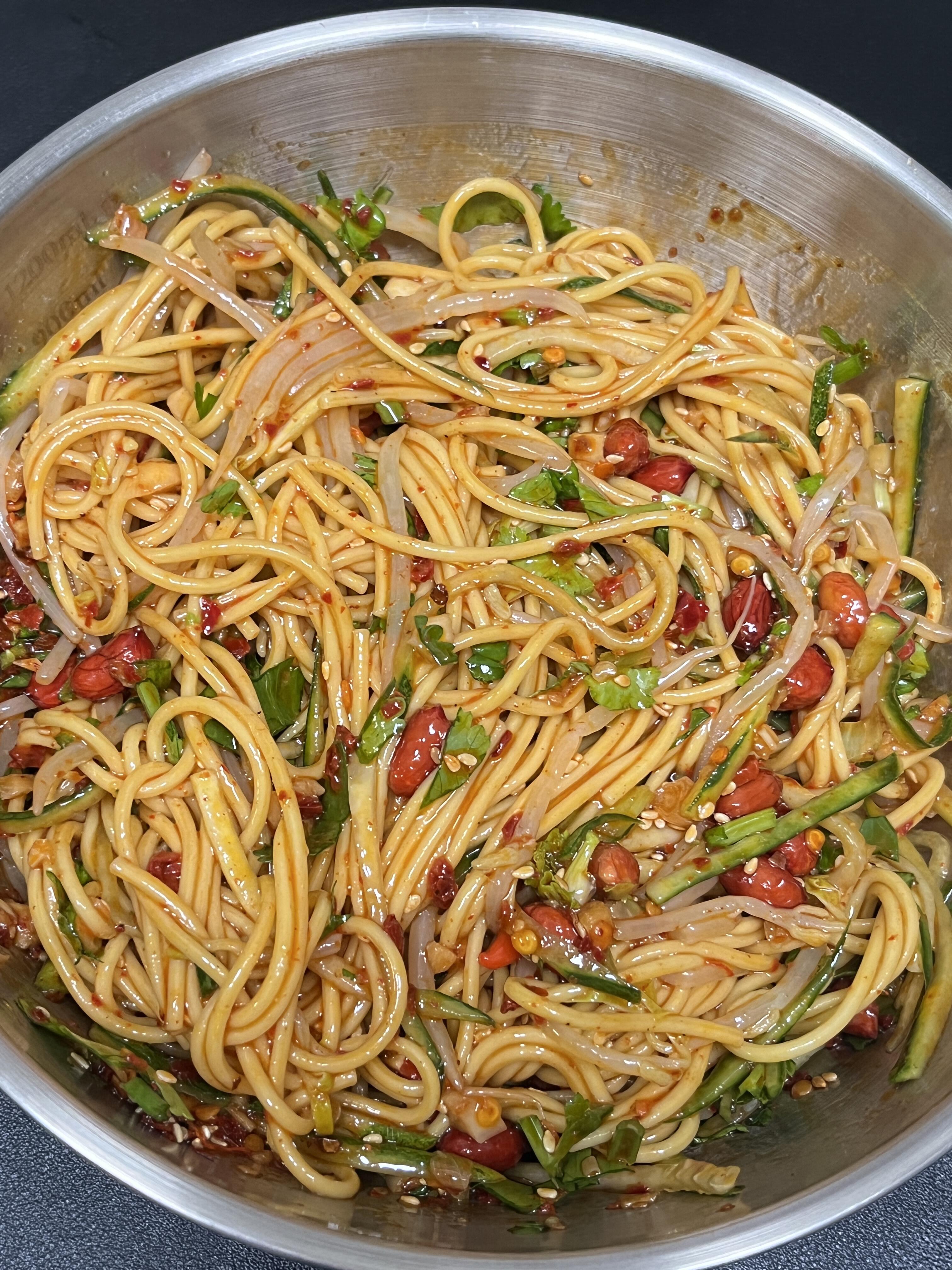 川味糖醋麻辣凉面，酸甜过瘾，夏天吃巨开胃
家人们谁懂啊！川味糖醋麻辣凉面，真的永