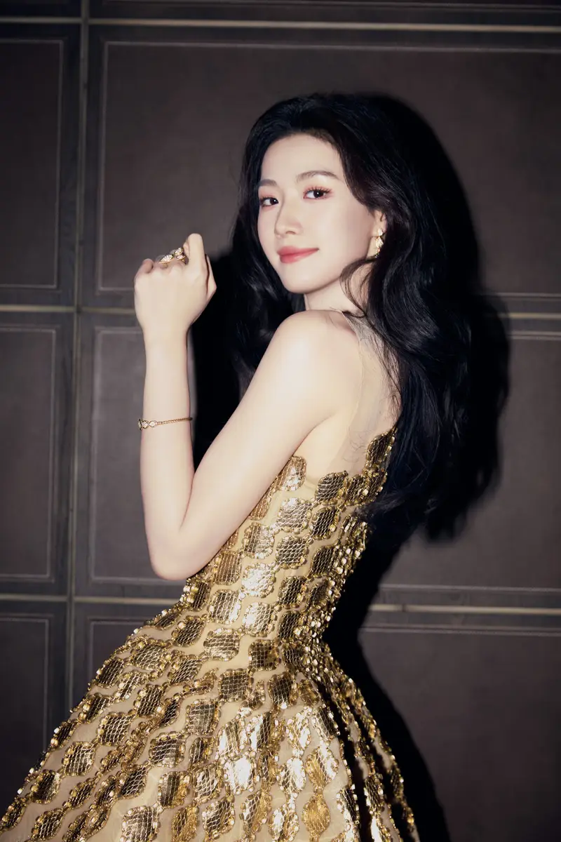 卢昱晓穿金色亮片裙复古美艳 四肢纤细锁骨诱人