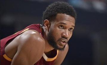 打猛龙感觉还是得多把球给莫布里打吧
猛龙内线一般般，莫布里对位优势挺大的，多给莫