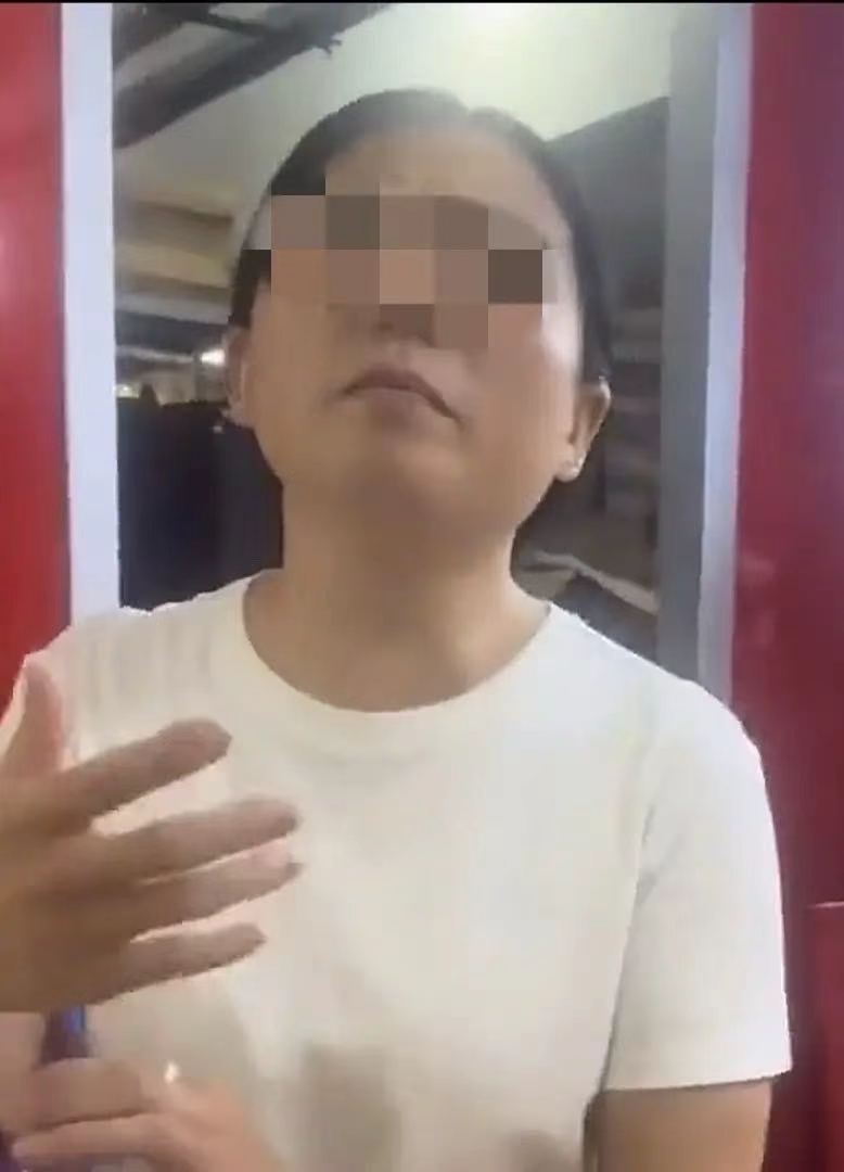 女子买完新衣服直接穿上离开，把旧衣服丢在店里。几天后女子回去找老板，让她把衣服还
