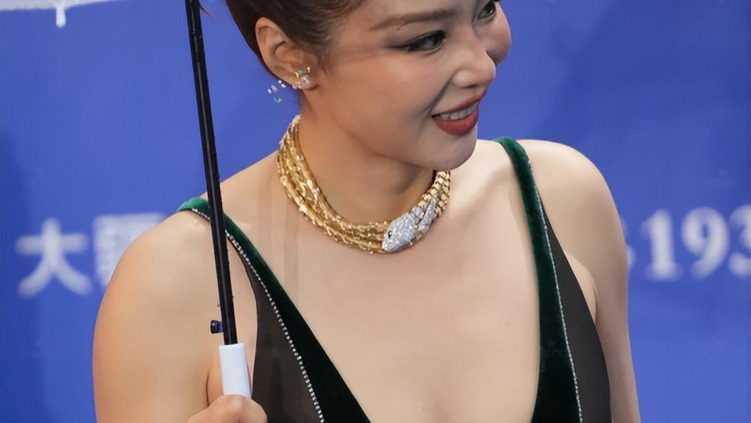 北影节红毯：高圆圆美的惊心动魄，被周冬雨吓了一大跳，高叶太敢穿了