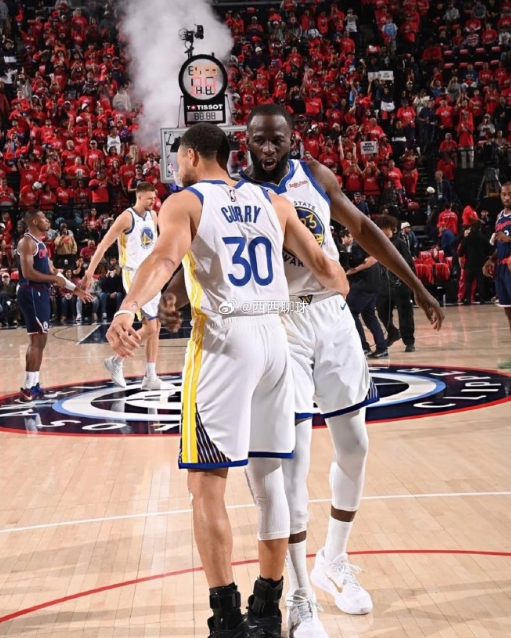 附加赛生死战，库里带伤作战拼至最后一刻！面对脚踝与膝盖的持续不适，他多次用跺脚强