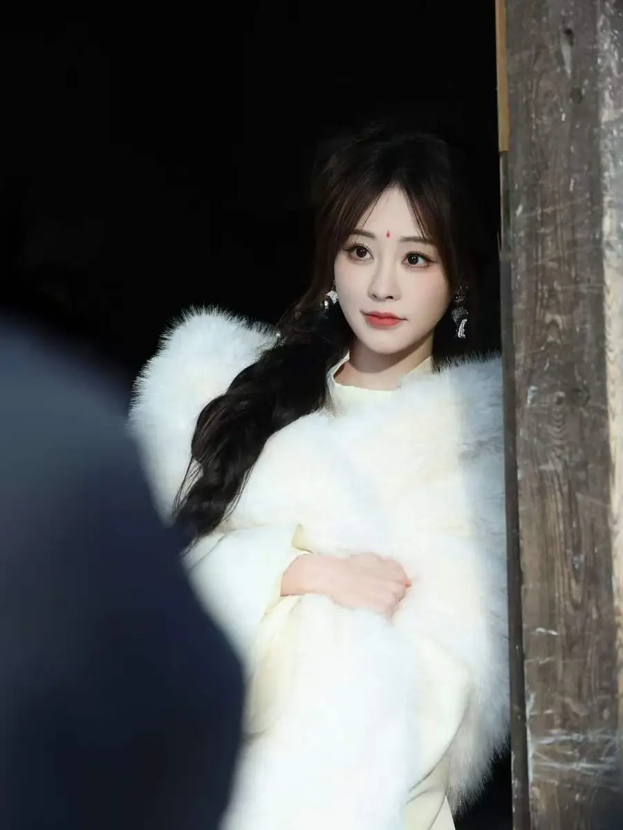 祝绪丹披白披肩梳侧编发清冷温婉 额间花钿点缀尽显古典韵味