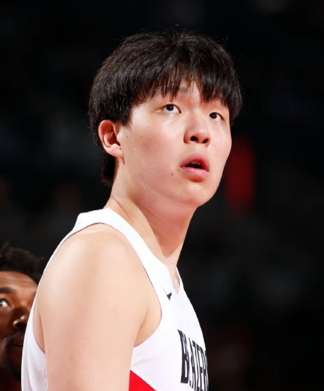 今天早上七点，NBA常规赛中，老鹰队主场对阵开拓者队，最终老鹰以135-101大