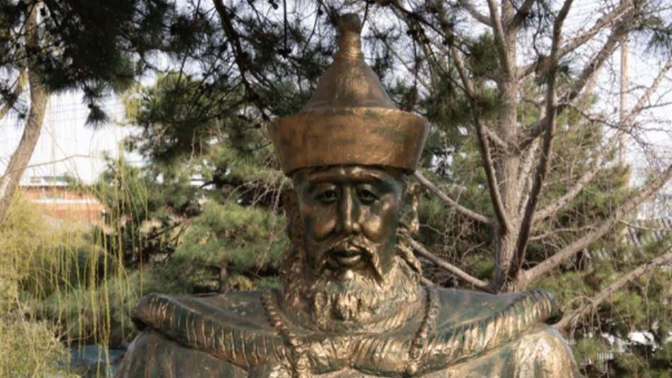 多尔衮任摄政王之后不仅害死豪格还瓜分其福晋，同时打压济尔哈朗