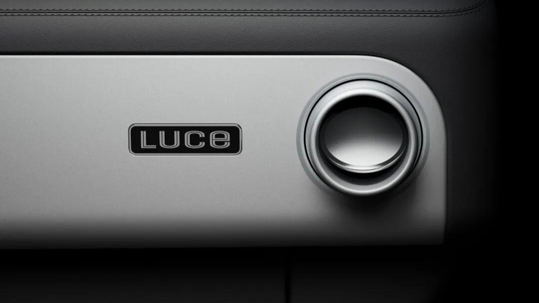 法拉利首款电动车正式命名为Luce，内饰设计满是苹果风格