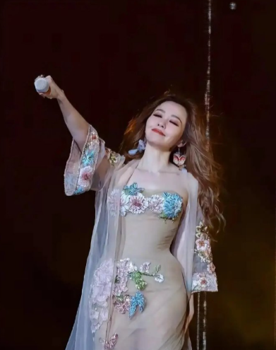 太敢穿！张靓颖透视裙惊艳全场，近看才发现绣满3000片花瓣