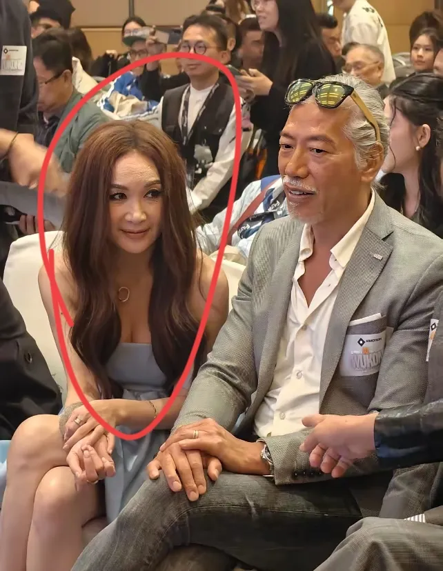 58岁温碧霞状态封神！她真是爱惨了吊带+大波浪长发，十年如一日的感觉。

她和“