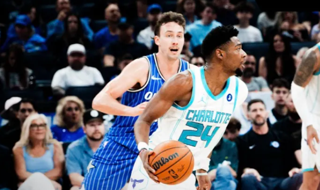 NBA附加赛，魔术主场121-90狂砍黄蜂。
黄蜂主帅查尔斯-李接受了记者采访：