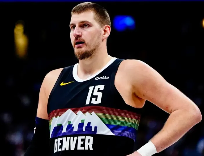 NBA常规赛，掘金客场对阵马刺。

美媒Underdog NBA更新动态：阿德尔