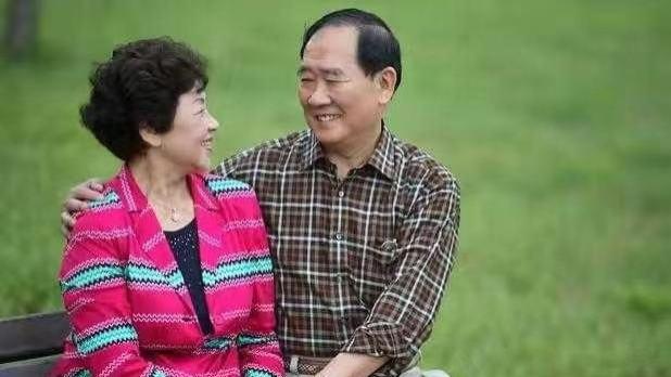 大妈难忍孤独寂寞，和认识两个月的大爷闪婚，这个决定她后悔不已