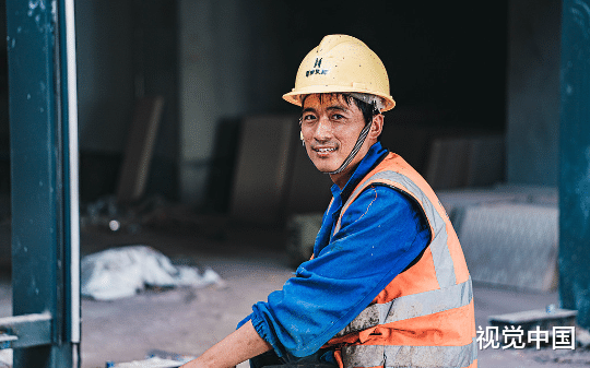 建筑工地焊死大门，驱赶周边卖便宜盒饭的商贩，强迫民工吃食堂高价饭，民工们决定让黑心老板付出代价