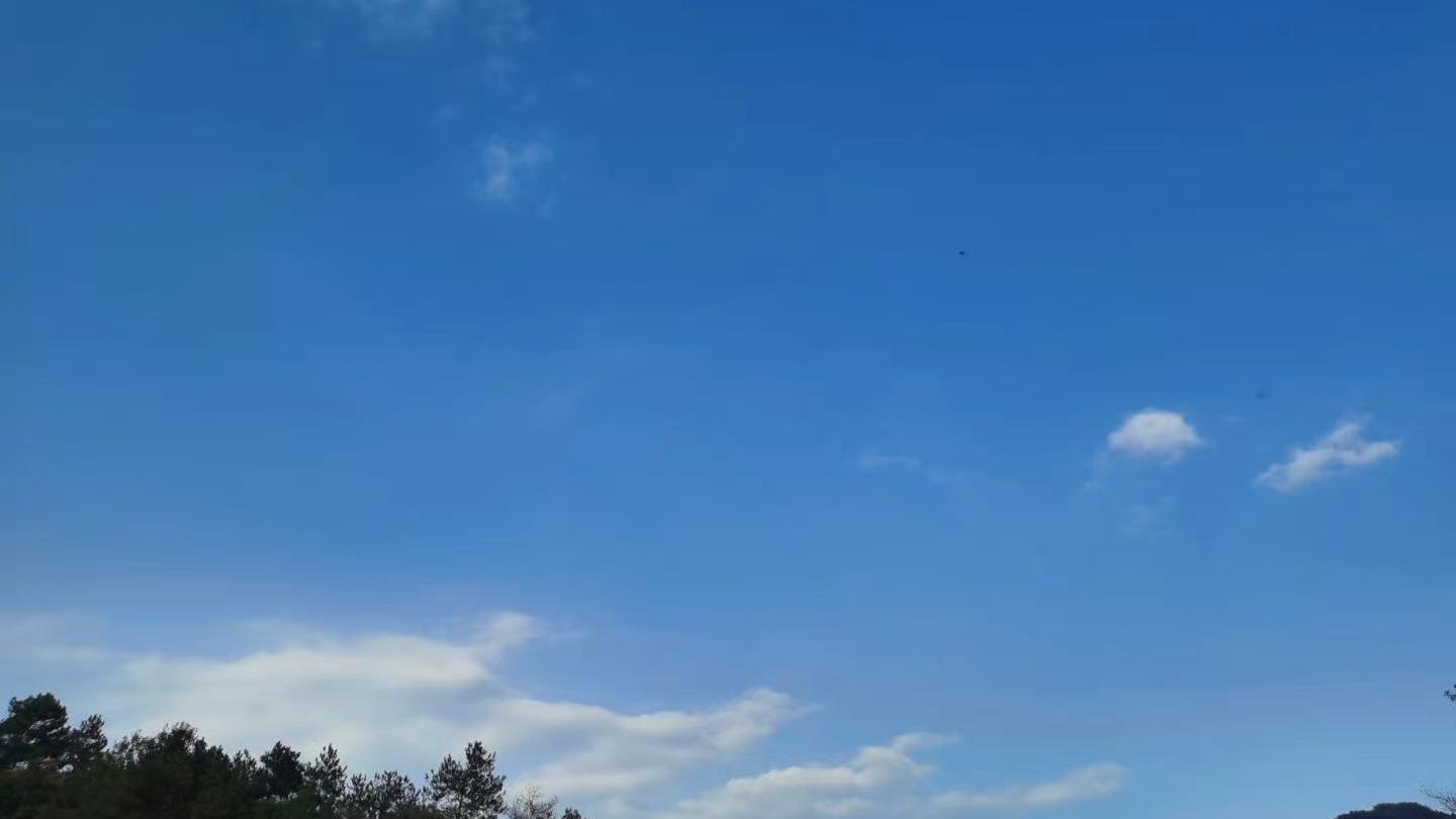 去山里当闲人：看棉花糖云，看看山上风景