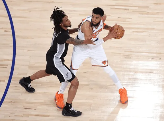 NBA总决赛第三场，马刺对阵尼克斯的比赛正在进行中。
第二节比赛结束，尼克斯64