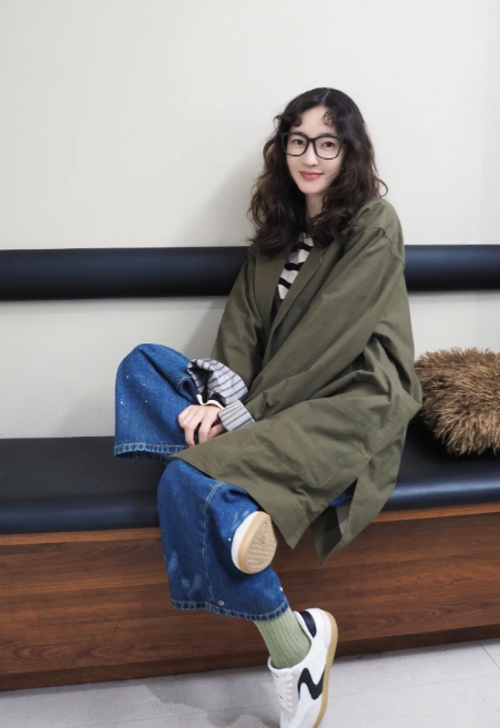 王丽坤晒新照，妥妥的文艺范