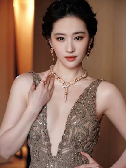 东方神韵遇顶级奢华！刘亦菲又上演了珠宝消失术