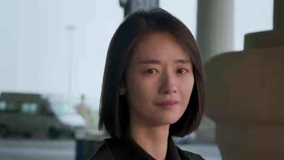 水泥雕塑里挖出无名女尸，校园里埋了二十年，学生们天天从上面跑操