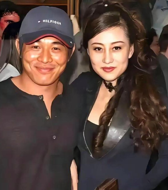 1996年李连杰慌忙地冲进向华强的办公室
对他说：“强哥，借我1200w，我现在