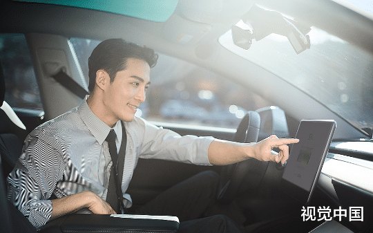 我用手机发消息，女孩造谣我偷拍，我脱掉大衣露出警服她吓傻