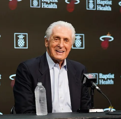 热火总裁帕特-莱利举行了新闻发布会。被问及是否感到有必须在休赛期进行重大操作的压