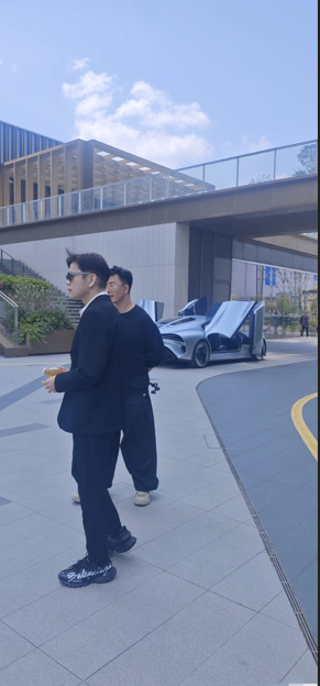 追觅CEO俞浩被拍到查看旗下新款测试车，金色车身格外扎眼，看得出来他造车的意愿挺