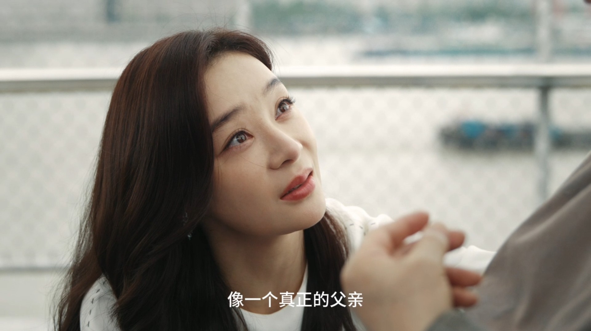 一闻卤味就发疯，白靓靓痛恨的，其实是自己身上的穷酸味。
饶雨瓷并不是，她第一个背