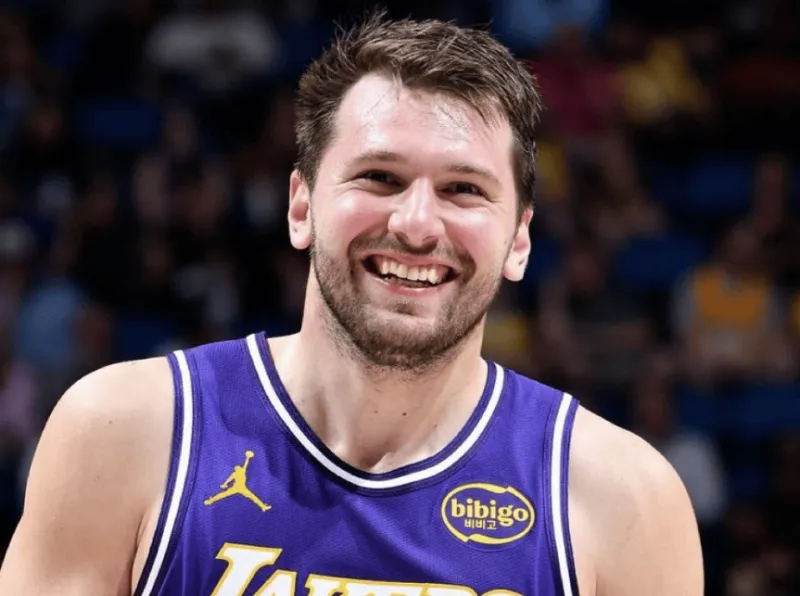 据Shams报道，东契奇前往欧洲接受专门治疗，以加快重返赛场速度。

湖媒Lak