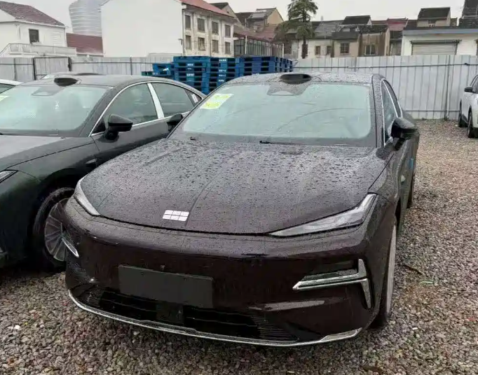 吉利银河星耀8远航家到店，纯电续航225公里，综合续航超1700公里
外观方面，