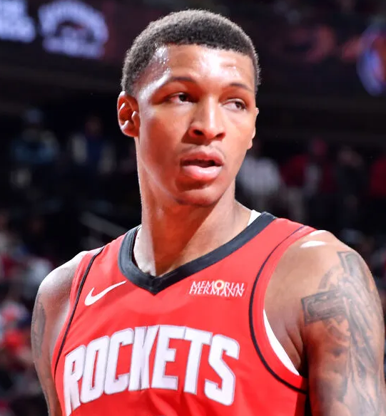 我认为小贾会打出不错的表现

小贾最近的竞技状态和拼劲明显提升了，希望三分延续稳