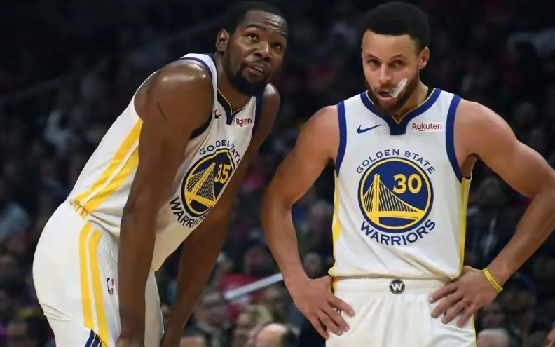 勇士提前续约库里，那么未来几年，争冠无望了。
库里的经济水平虽然还在，但毕竟年岁