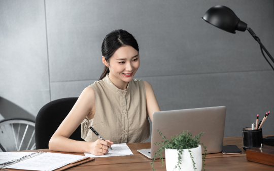 曾感情不和的前妻，竟升职为边西区组织部部长，是我的直属上司，我叫苦不迭，她：档案馆还缺个看门的…