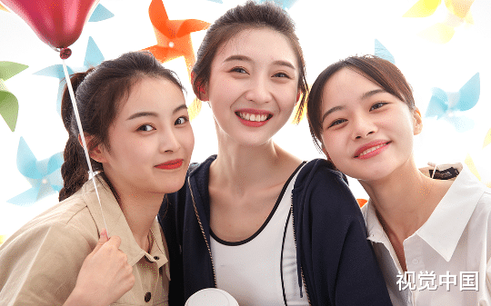 大婚日我正给新郎下毒，系统突然激活：吻这灭门仇人，奖励十个亿。我拽过他领带狠狠吻了上去。