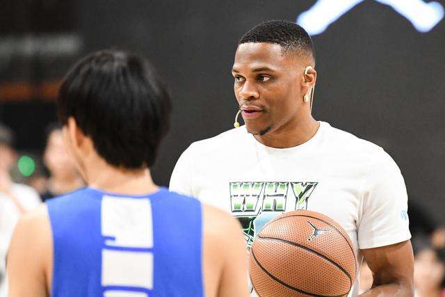 有NBA专家埃里克杰桑托斯发文指出，火箭队应该尝试着去争取一下威斯布鲁克。虽然现