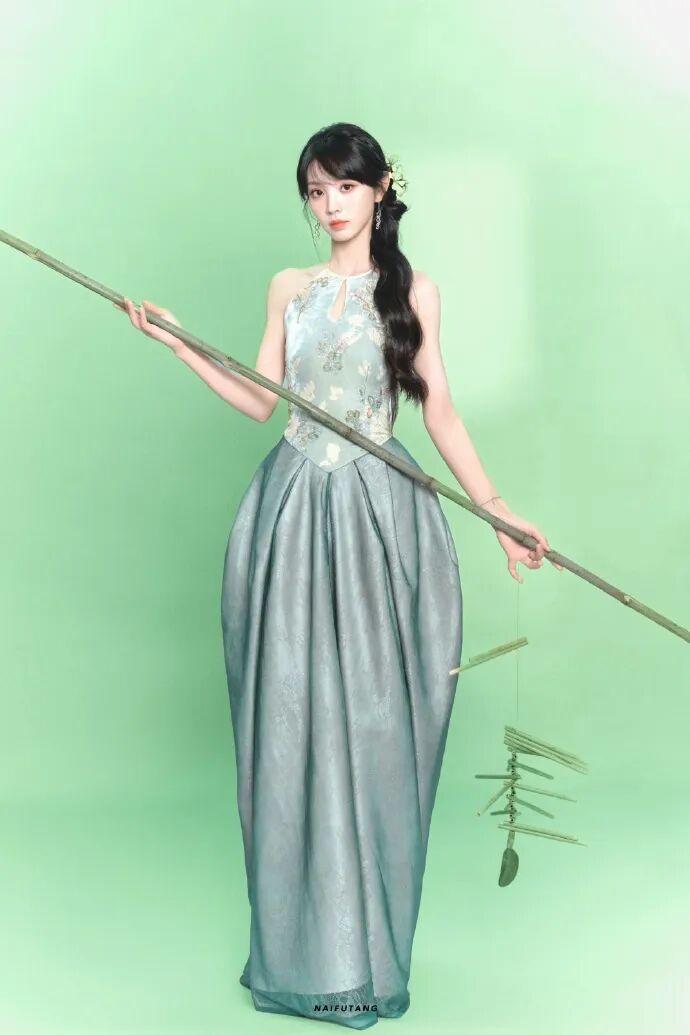 田曦薇美图欣赏，她在4月8日活动中的新中式花苞裙造型被誉为“春日花神”了。