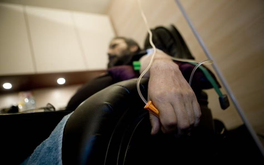 26岁儿子瞒着母亲申请安乐死，母亲接到儿子死亡的通知后彻底怒了！