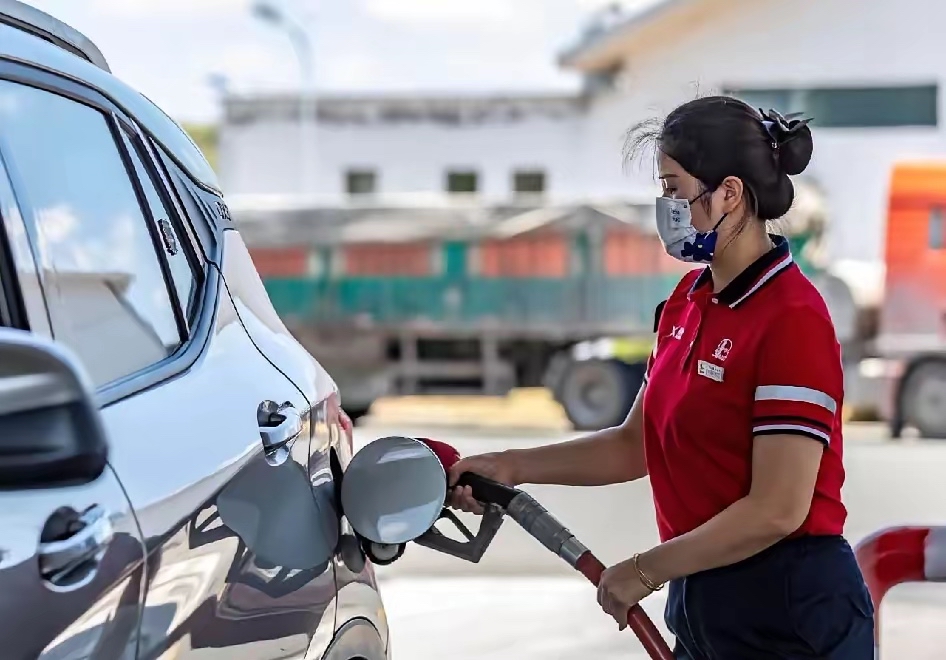 油价上涨，最难过人的出现了
不是加油站员工，不是排队加油的车主，而是卖油车的4s
