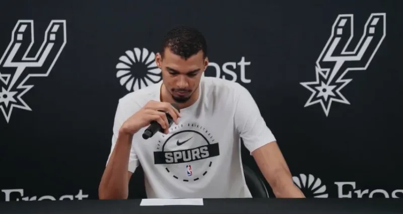 今日，马刺记者Jared Weiss报道，维克托-文班亚马因右脚踝酸痛，明日对阵