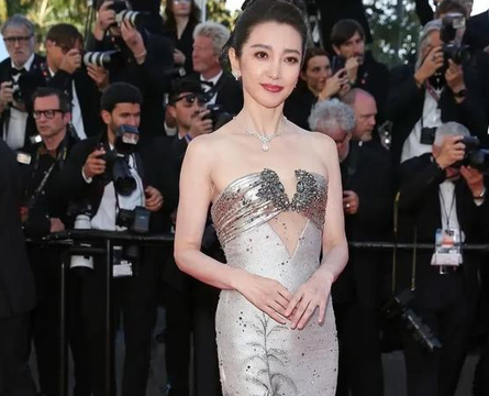 这次闭幕环节里，多位女艺人选择了面料单薄、款式大胆的装束
脱离了精修滤镜和专业打