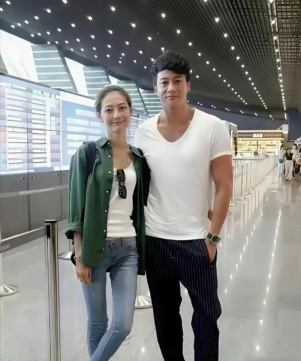 这才是顶配夫妻相！何润东夫妇同框，连眉眼弧度都在撒糖！
 
机场偶遇何润东和妻子