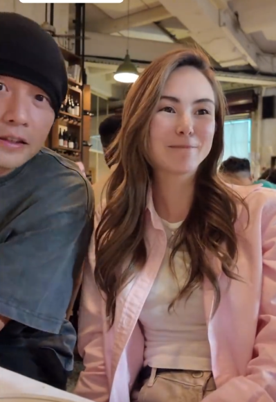 周杰伦问昆凌是不是开了美颜
4月23日，昆凌晒出墨尔本日常vlog，在与好友聚餐