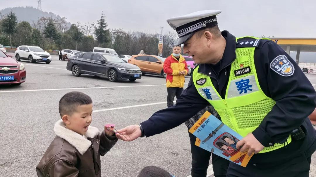 高速二大队开展平安春运交通安全主题宣传活动