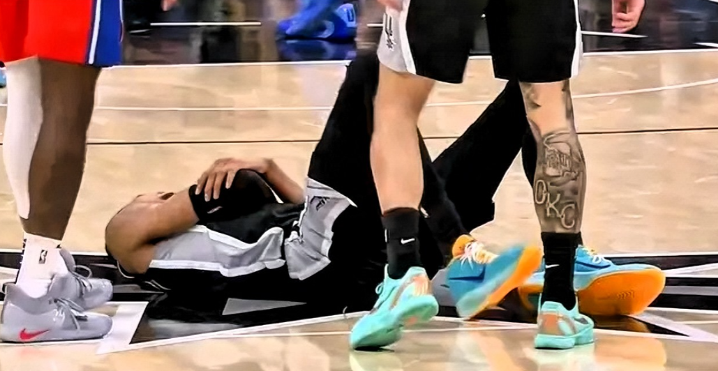 在今日马刺对阵76人的第二节比赛中，保罗·乔治一次赌博式抢断直接撞上文班亚马的手