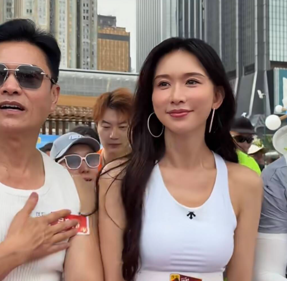 除了演员吕良伟阿Sa黄宗泽黄晓明就连美女林志玲也来跑马拉松了
无论是身高还是身材