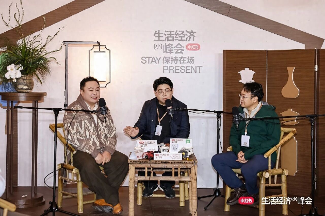 施展对谈阎鹤祥：骑摩托、送外卖，以「在场」重建生活锚点