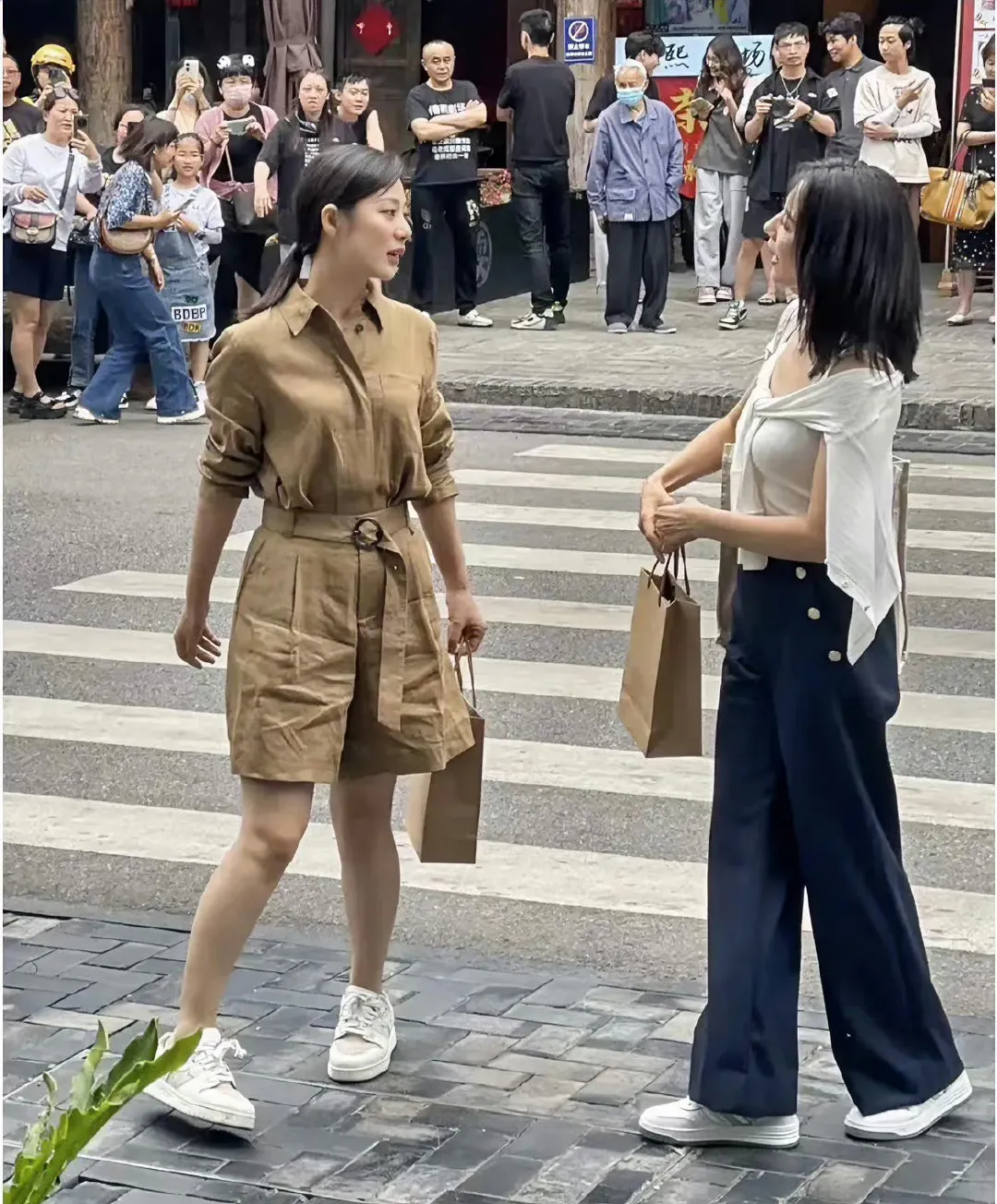 成都街上偶遇高圆圆，本人真是太美！ 高圆圆真的很年轻，气质特别清新温柔，自然不做
