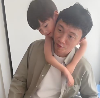 看了潍坊拍戏的宋家腾

我发现他身上有个挺玄学的特质

就是他那张长得不帅甚至还